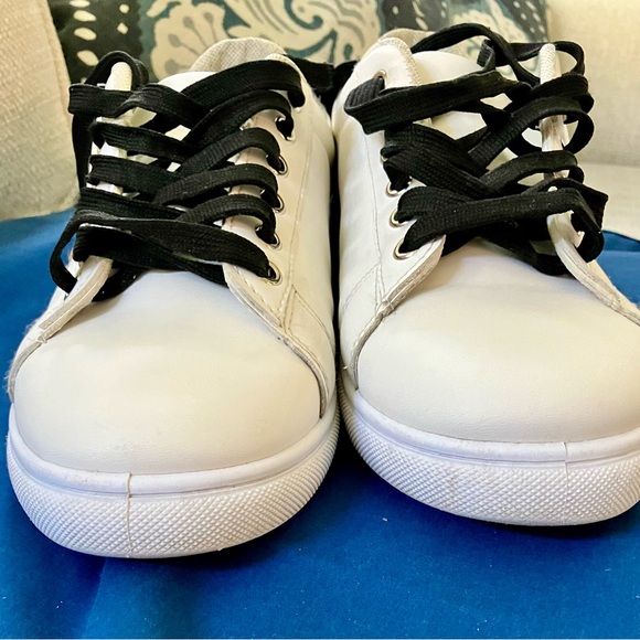 Women’s very cool size 8 sneakers with extra laces - Picture 2 of 16